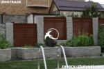 Забор жалюзи на участке с уклоном фото