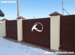 Забор жалюзи с бетонными столбами фото